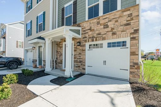 Modern Comfort Meets Suburban Convenience – 14 Wentworth Ln, Deer Park – photo 1