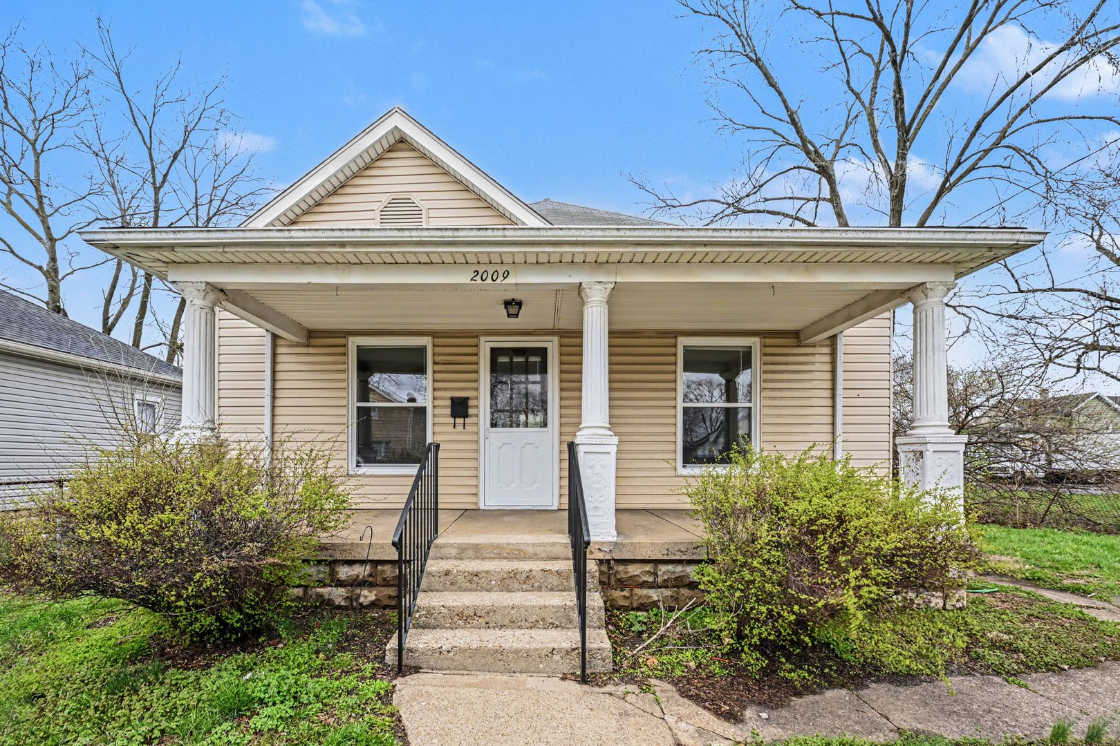 Middletown House: 2009 Linden Ave, Middletown, OH 45044