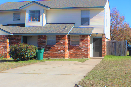 Available for Showing Now! *** SPECIAL $300 OFF 1ST MONTH’S RENT*** Wonderful Duplex in a Convenient Location!!! – photo 1