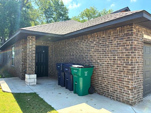 Available Now!!! ***$250 OFF FIRST FULL MONTH RENT!***Pet-Friendly 3 Bed Duplex with 2-Car Garage + Washer/Dryer in Redbud Villas – photo 1