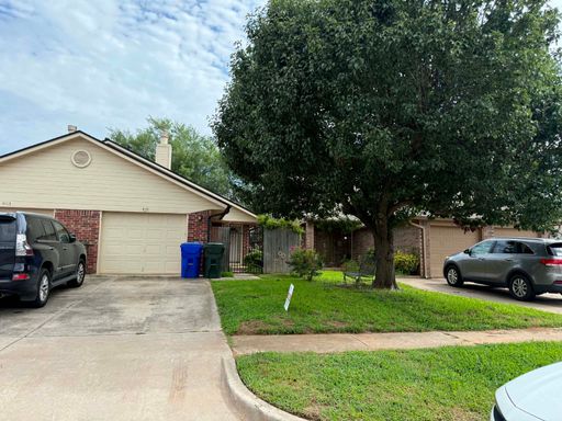 AVAILABLE NOW - Cozy 3 Bed, 2 Bath Duplex with Fireplace and Spacious Yard – photo 1