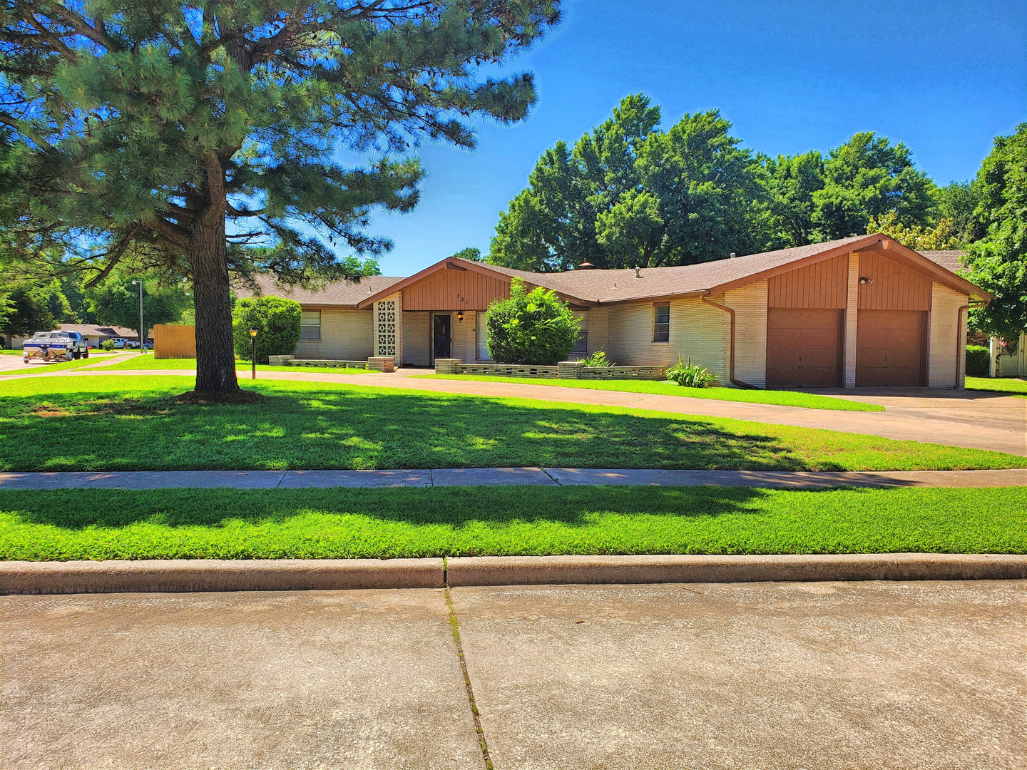 Oklahoma City House: 301 S Ranchwood Manor Dr