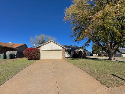 Corner Lot Charmer in the Heart of Edmond – photo 1