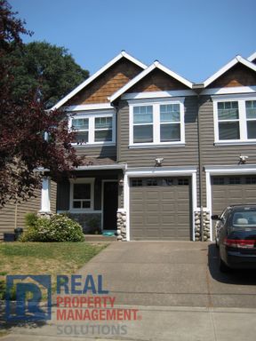 Updated and Charming Townhome Available in Sellwood – photo 1