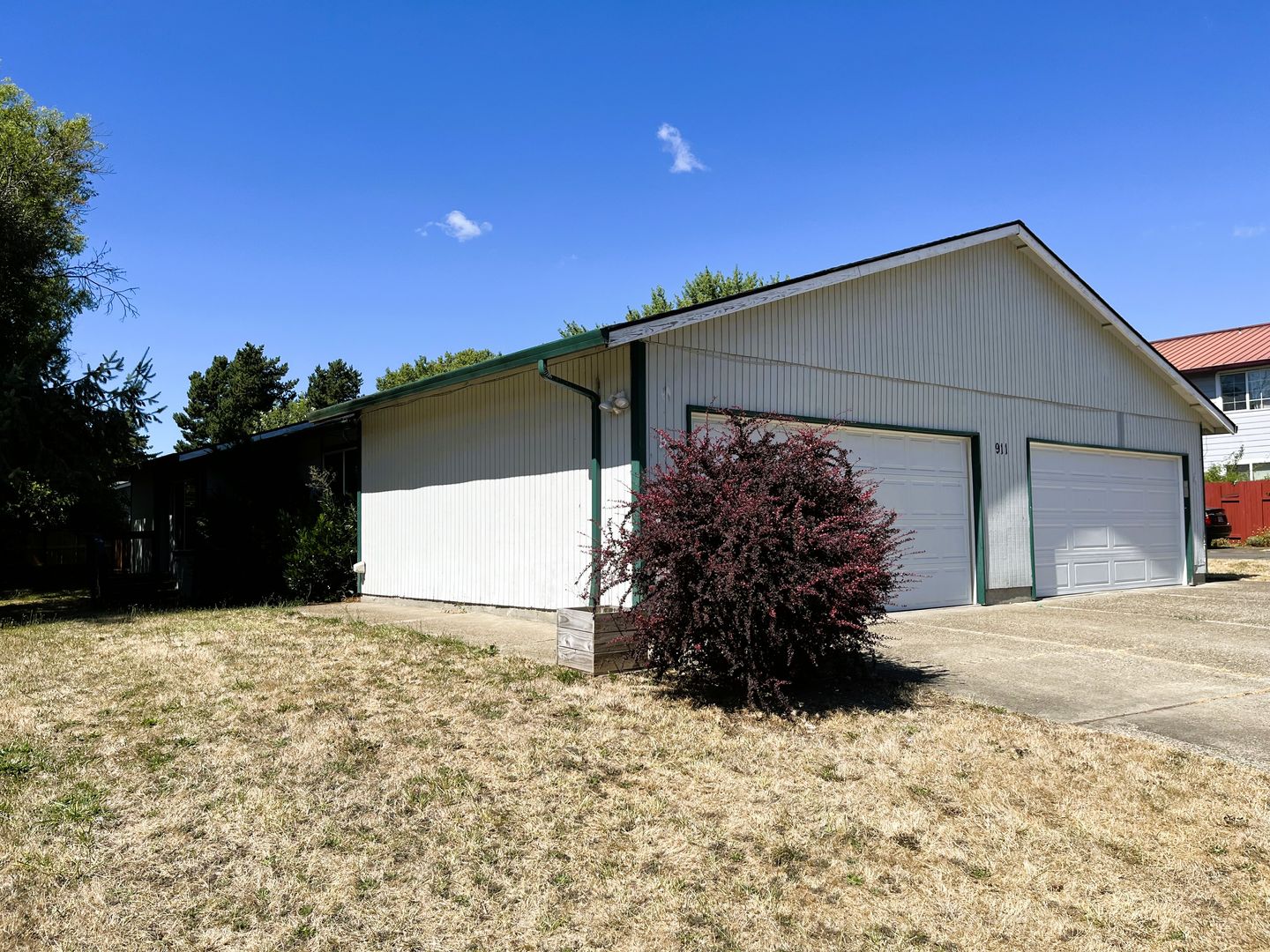 Newberg Apartment: 911 W Charles St