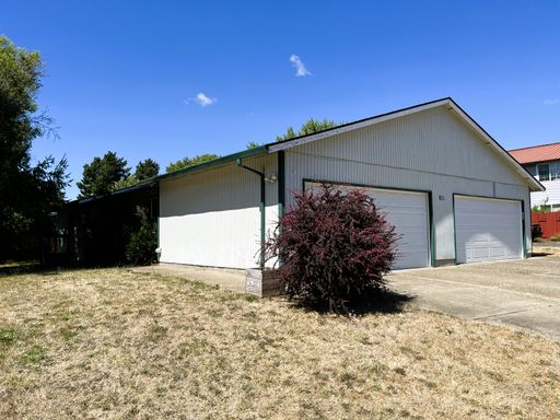 HALF OFF OF FIRST MONTH'S RENT! Newly renovated 2-Bedroom Duplex with 2-Car Garage – Walk to Downtown Newberg!