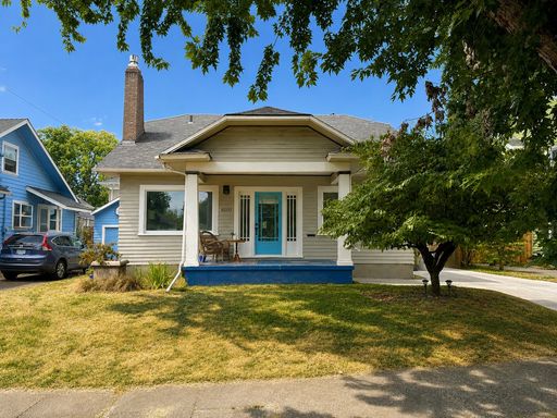 Distinctive 4-Bedroom Craftsman in Sellwood-Westmoreland with Renovated Kitchen & Baths, Fenced Backyard – photo 1