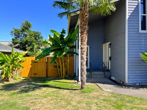 Spacious 3BR/2BA Duplex with Loft, Garage & Fenced Backyard – photo 1