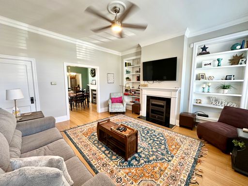 Beautiful 3 Bed/ 2 Bath Available in South Side Slopes! – photo 1