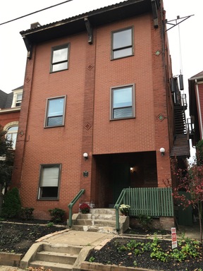 Beautiful 2 Bed/1.5 Bath Available in Shadyside!! – photo 1