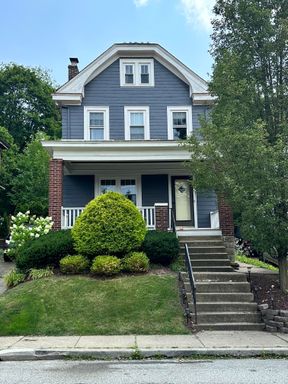Beautiful 4 Bed/ 1 Bath in Mt. Lebanon! – photo 1