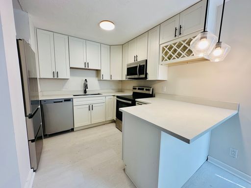 Beautifully Renovated 2 Bedroom/1 Bathroom Available in Swissvale! – photo 1