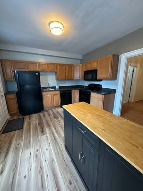 Spacious 4 Bed/ 2 Bath in Mount Washington! – photo 1