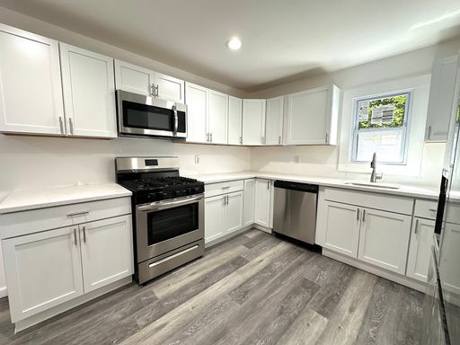 Newly Refinished 3 bed/2 bath Available Now!
