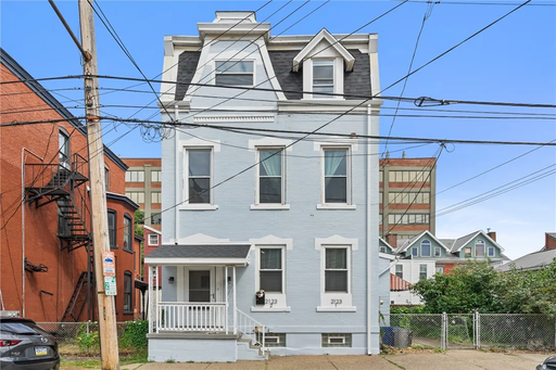 Beautiful 3 Bed/2 Bath Available in South Side Flats! – photo 1