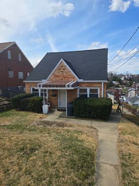 Beautiful 2 Bedroom/1 Bath Available Now! – photo 1