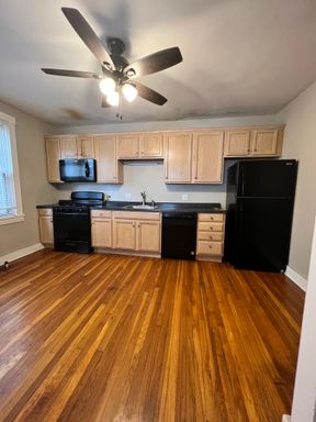 Beautiful 2 bed/1 bath Available in Squirrel Hill! – photo 1
