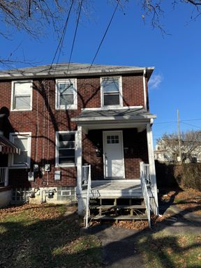 Beautiful 2 bedroom/ 1 bath in Clairton!