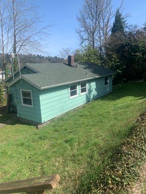 Light and Bright Bungalo between Multnomah Village and Hillsdale! – photo 1