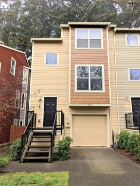 Conveniently Located Amberglen Townhome in the heart of Tanasbourne! – photo 1
