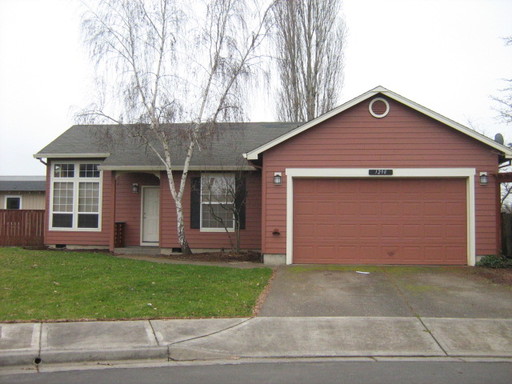 Single Level Hillsboro Home with Vaulted Ceilings – photo 1