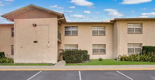 2 BR / 1 BA Condo In Commodore Place – photo 1