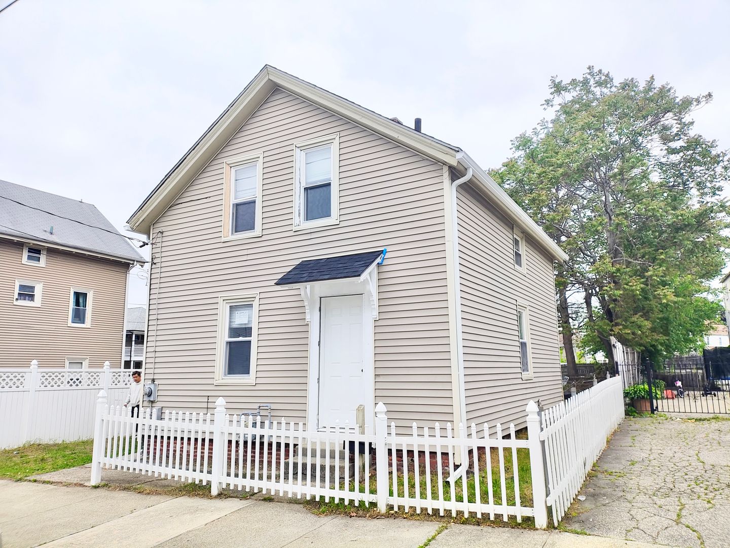Pawtucket House: 107 Sterry Street