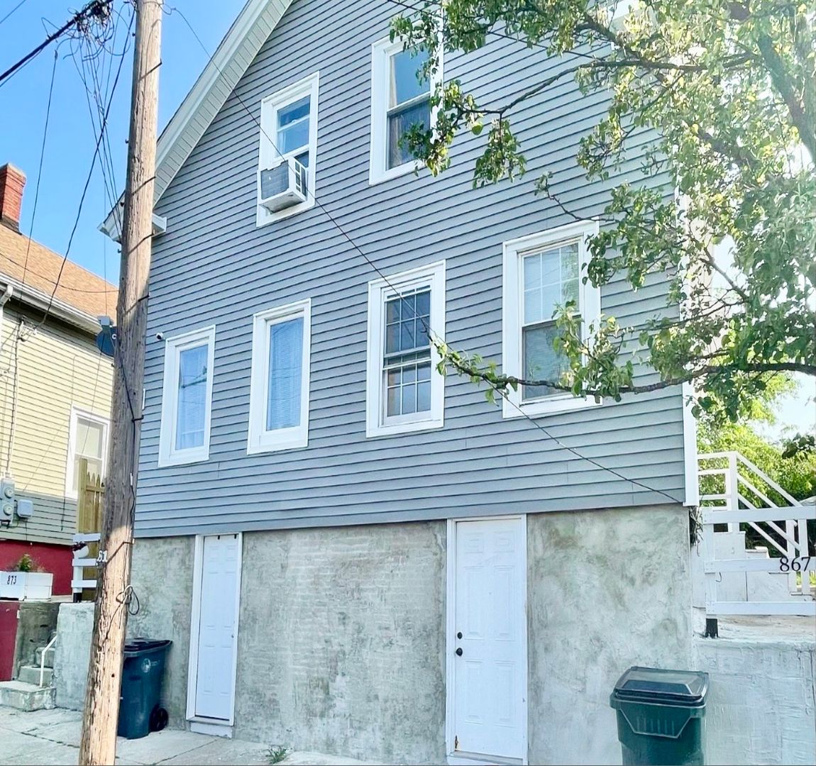Providence Apartment: 865-867 Manton Avenue