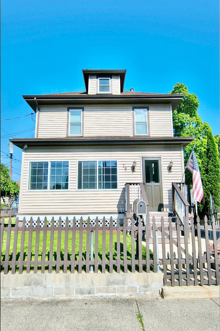 Pawtucket House: 79 Columbia Ave
