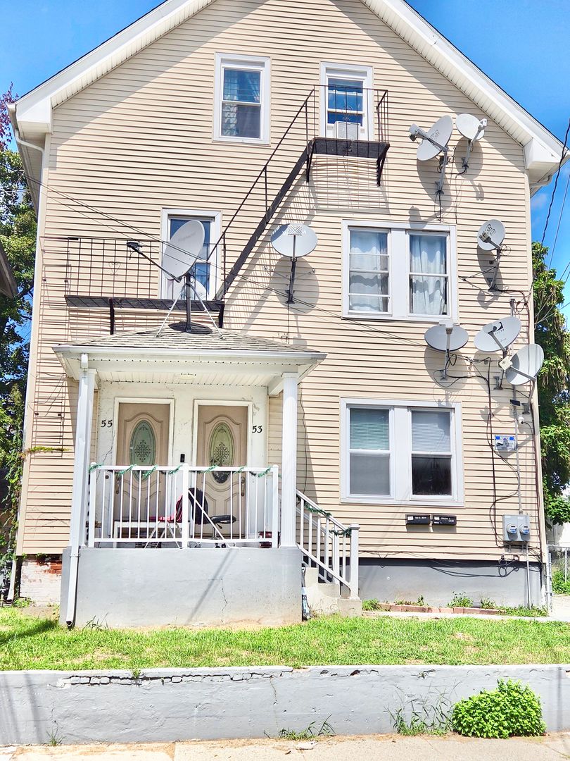 Pawtucket Apartment: 53 Sisson Street