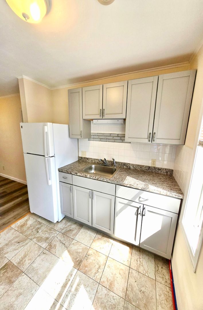 Cranston Apartment: 1336-1340 Cranston Street