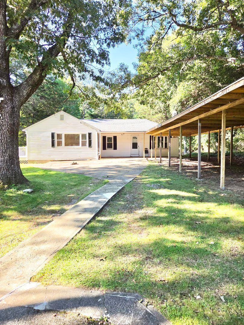 East Greenwich House: 204 South Pierce Road