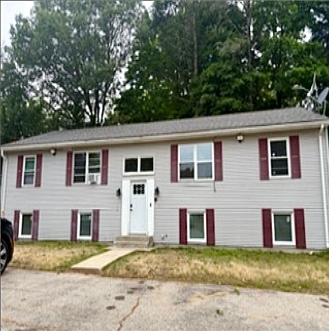 West Warwick House: 1 Ferreira Ct.