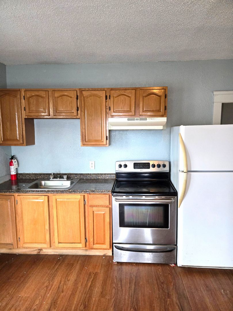 Central Falls Apartment: 883 Dexter Street
