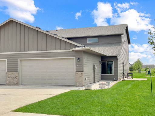 Perfect townhome with high ceilings! – photo 1