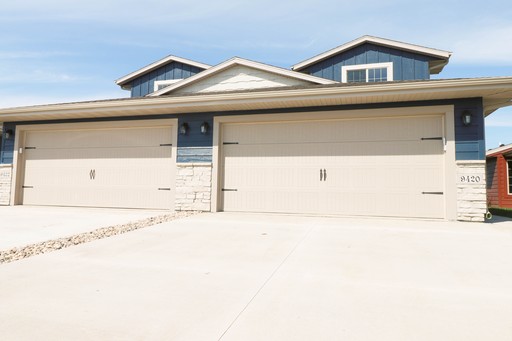 Like New 3 bedroom Twin Home with stainless steel appliances! – photo 1