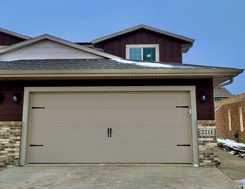 3 Bedroom 1.5 Bathroom Townhome w/ Double Garage in Western SF – photo 1