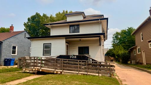 MOVE IN SPECIAL!!! 2 Bedroom + Bonus Office in Central Sioux Falls! – photo 1