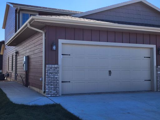 3 Bedroom 2.5 Bathroom Single Family Townhome w/ Attached Garage – photo 1