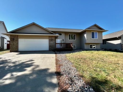 Spacious 5-Bedroom Gem with Open Concept & Large Backyard – photo 1
