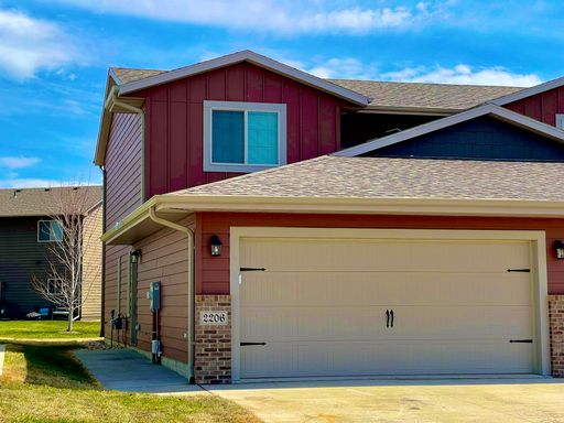 3 Bed 1.5 Bath Town home in West Sioux Falls! – photo 1