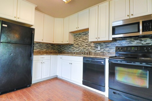 3 Bed Home w/ Large Garage – photo 1