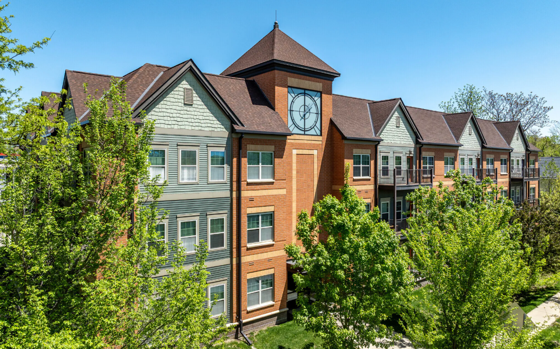 Cedar Rapids Apartment: 906 10th St SE