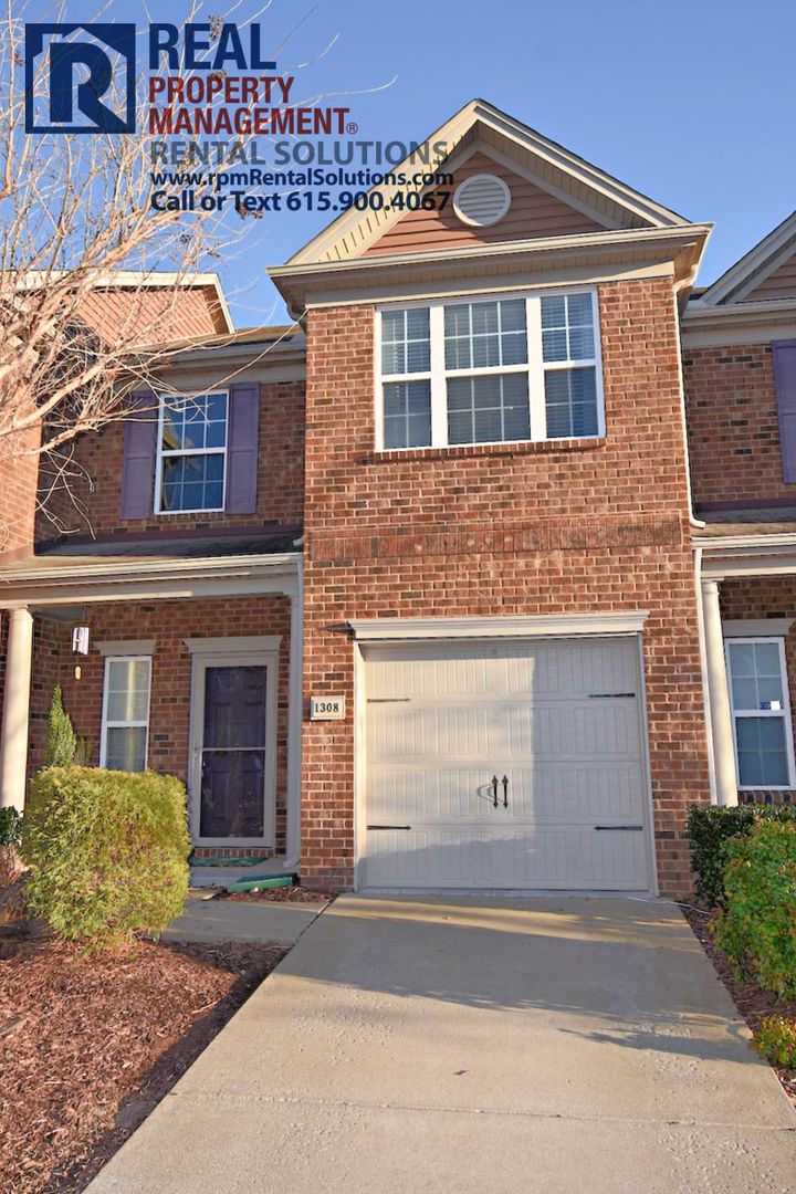 Nashville House: 1308 Crown Point Place