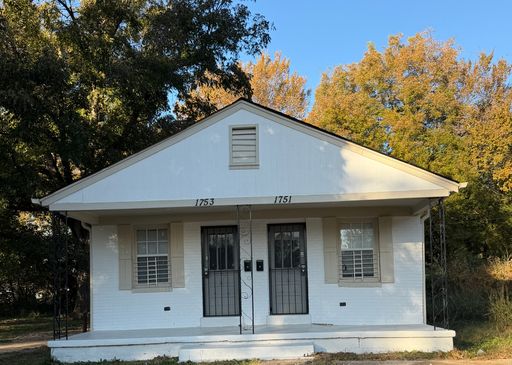 Fresh Paint, New Floors, and All the Comforts of Home! – photo 1