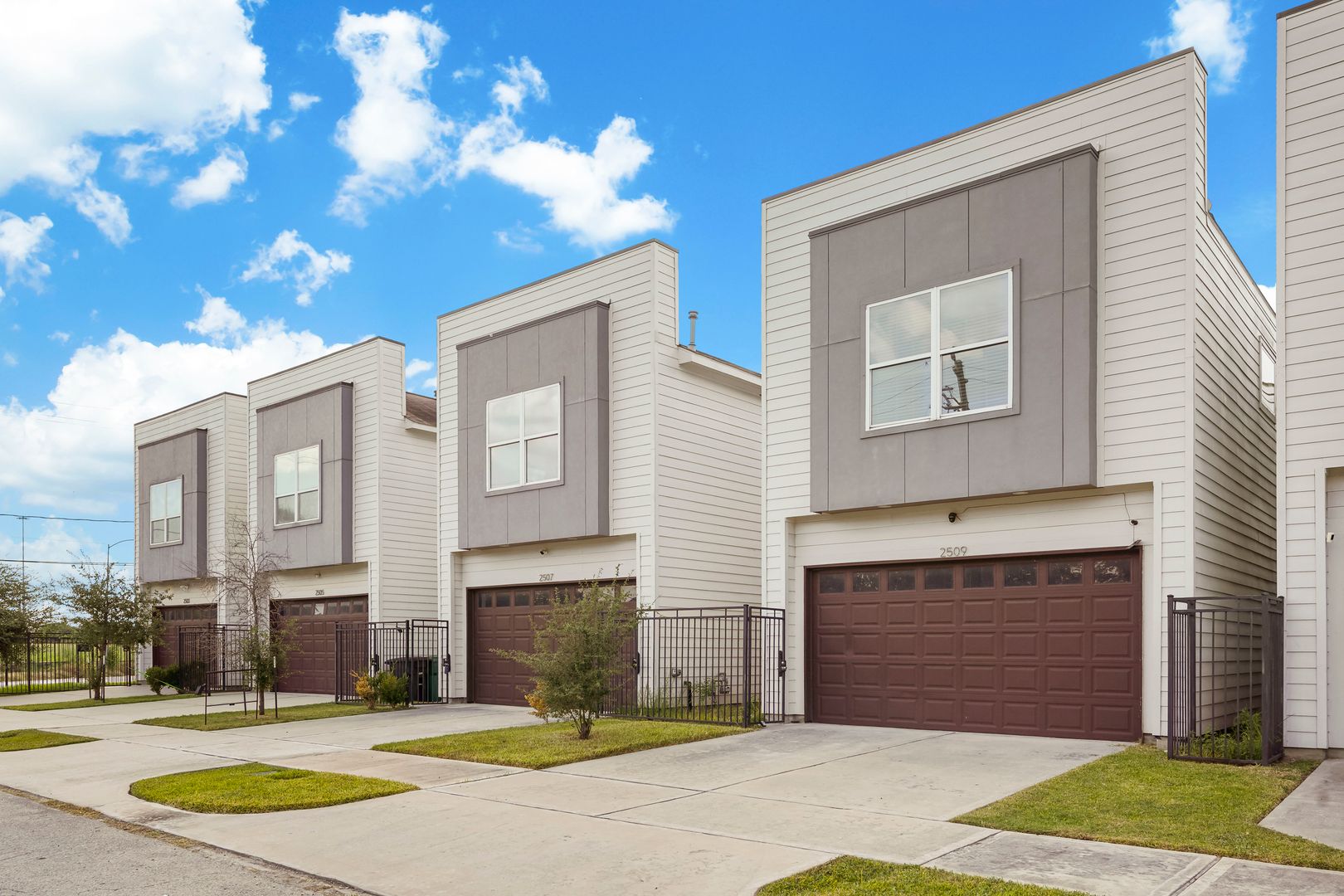 Houston House: 2509 Des Chaumes St