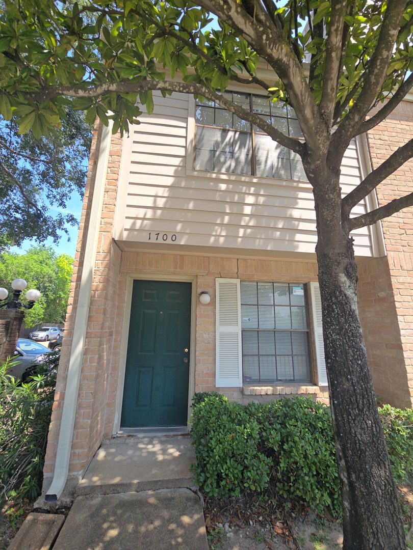 Houston House: 14600 Fonmeadow Drive 1700