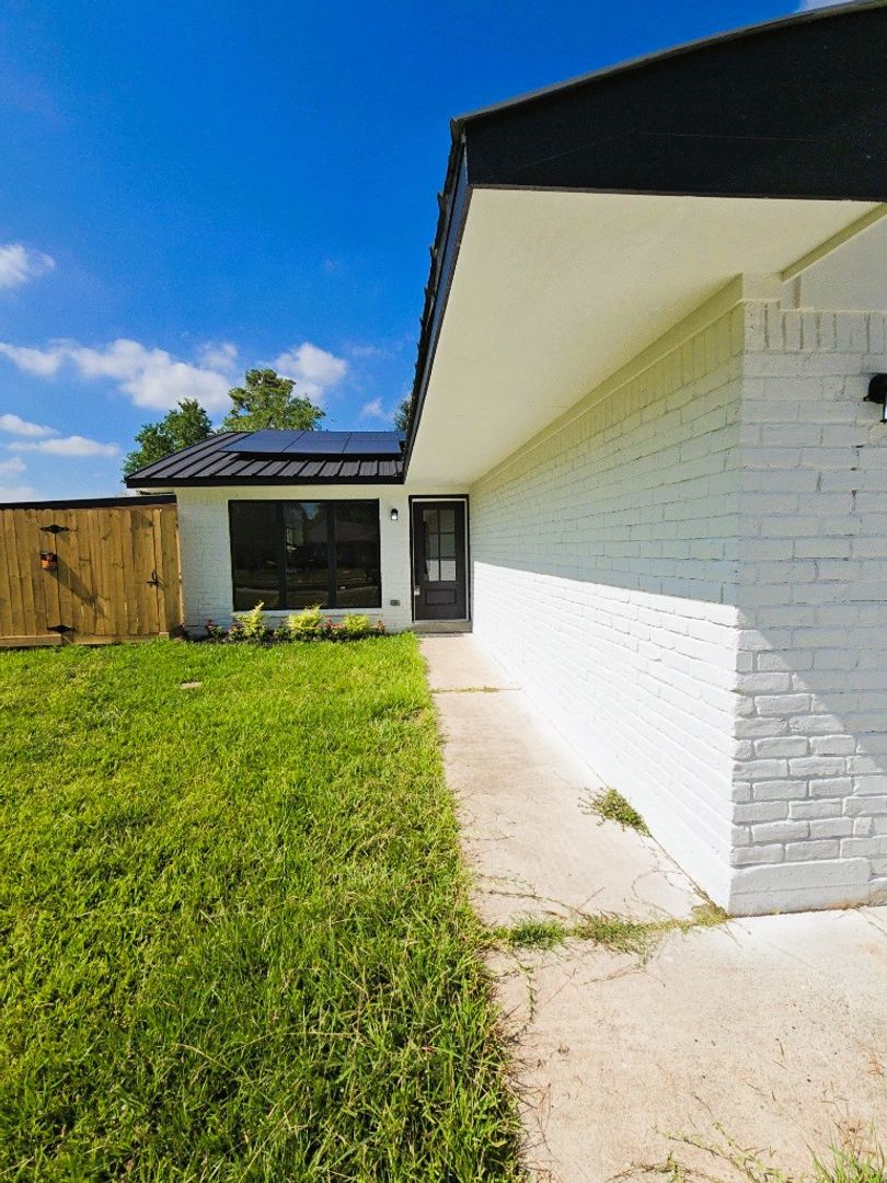 Houston House: 7915 Grandridge Dr