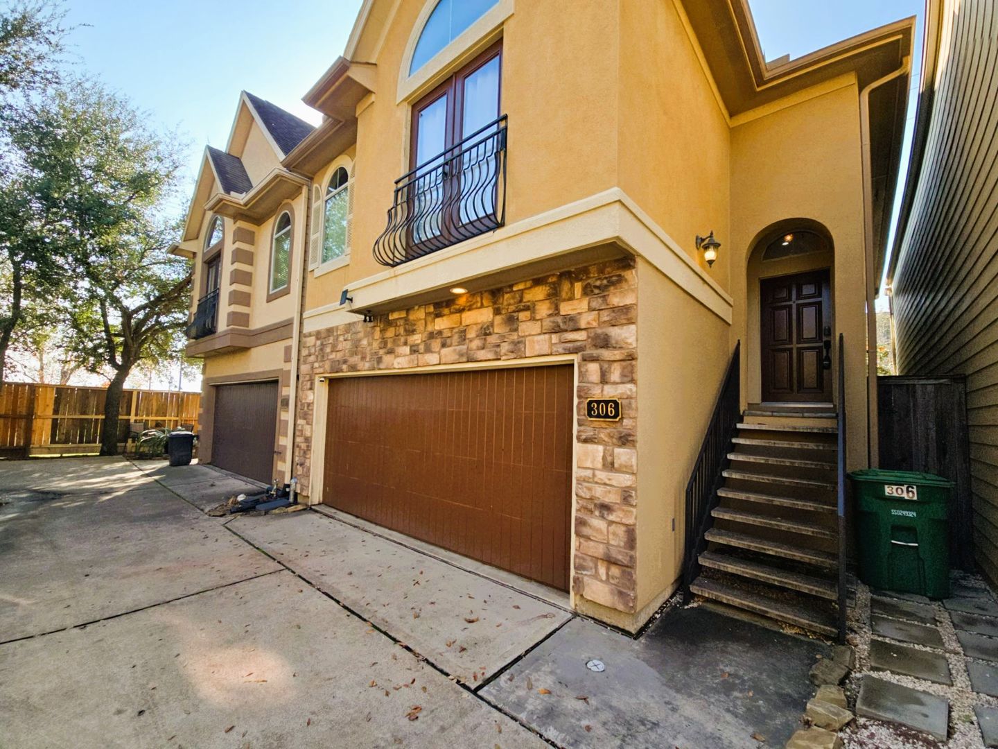 Houston House: 306 Gregg St