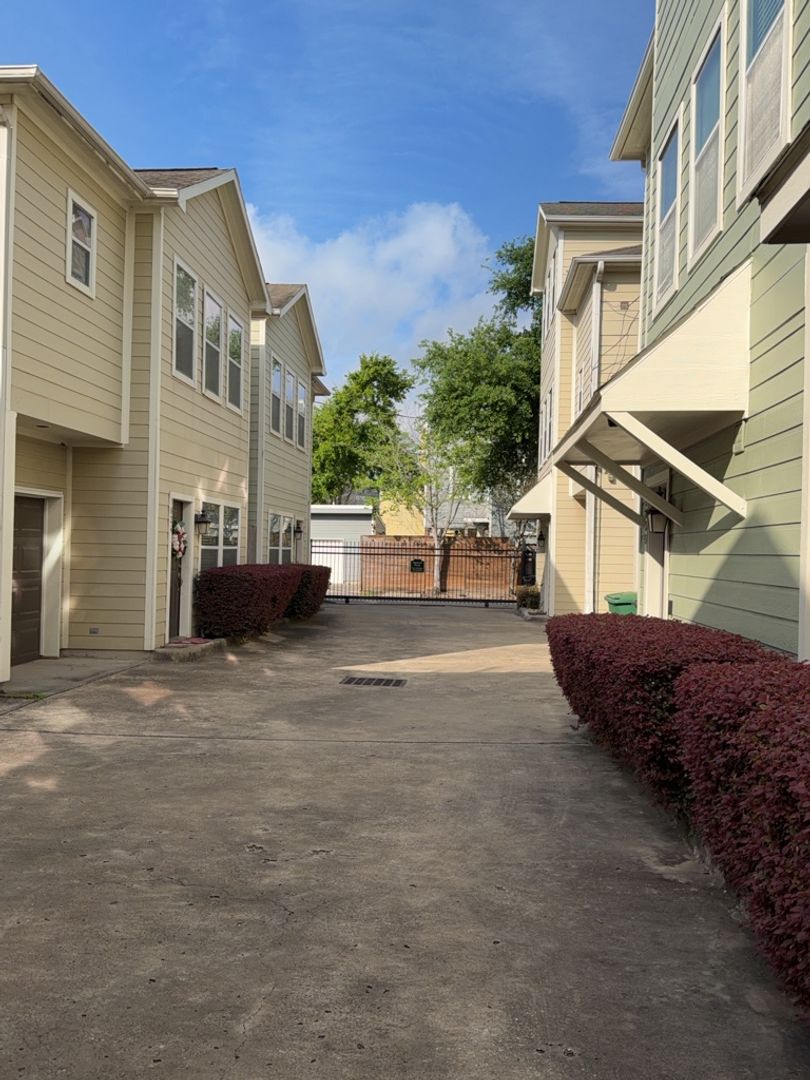 Houston House: 1828 Fletcher St